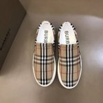 Burberr* 经典低帮懒人套件鞋，采用原版格纹帆布制作，内里进口羔羊皮，舒适一脚蹬设计，鞋底采用生物基 Tpu 制成，做工精细高档！百搭舒适。码数38-44