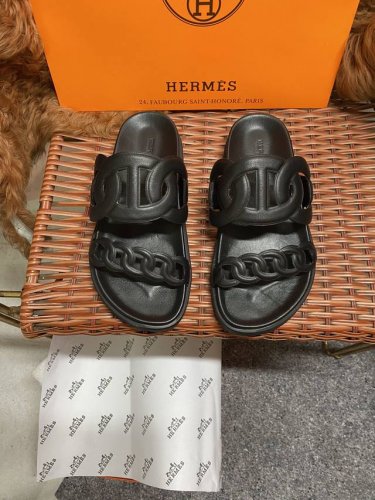 冲量价: ，H家 Hermes 男女同款，最近火到不行的情侣款二舅鞋- 凉鞋,搭配各种彩色袜子，潮爆了 鞋面：进口混种羊皮.鹿皮 内里：进口混种羊皮 大底：Tp