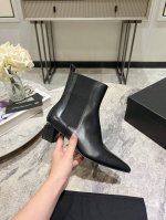 代购级 Alexander Wang 大王24秋冬新款切割异形跟短靴 中高跟 大王的独特方头设计，令这款靴散发出独特魅力，独具一格的它能为任何装扮增添摩登气息
