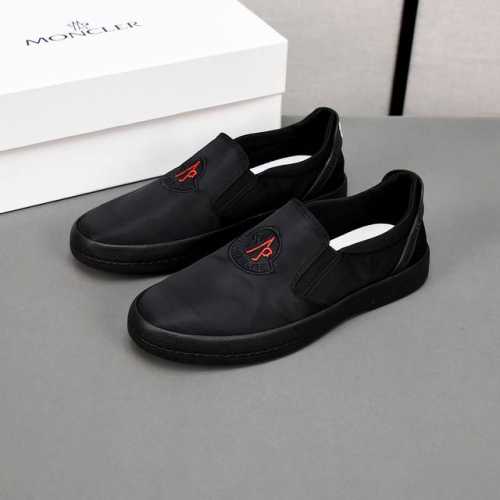 p Moncler 蒙口 透气小布鞋，鞋面采用舒适透气布料，超轻软橡胶大底。男款39-44。