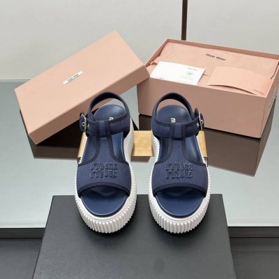 主推款 2025Ss Miumiu缪缪 厚底松糕帆布凉鞋 国内外博主刷爆的一款，小红书种草系列，百搭时髦上脚美炸了 简约的运动板鞋设计，极具辨识度的鞋舌，打造佛