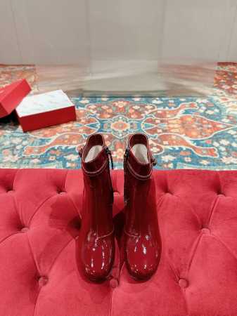 Roger Vivier｜Rv经典秋冬 粗跟短靴系列 鞋面:采用原厂皱漆牛皮 内里:垫脚混种羊皮 大底:意大利进口真皮大底 Size:35-39 40定制 - 点击图像关闭