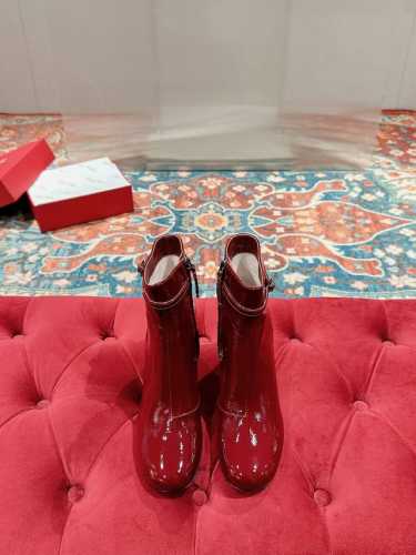 Roger Vivier｜Rv经典秋冬 粗跟短靴系列 鞋面:采用原厂皱漆牛皮 内里:垫脚混种羊皮 大底:意大利进口真皮大底 Size:35-39 40定制