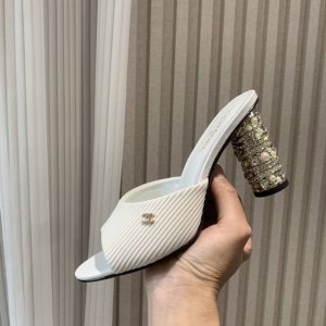 chane* ｜小香25新品 绝美T子带粗跟水钻凉拖 又是被种草的凉鞋系列 粗跟真的绝 逛街 晚会必备单品 鞋面采用原版定做布 内里垫脚为羊皮 意大利进口真皮大