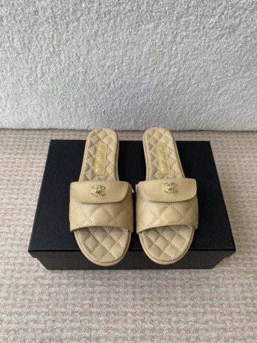 Chanel 小香 25Ss 春夏新品度假 羊皮 懒人拖 小香的一款全新设计 鞋面搭配双C五金装饰 简约百搭上脚超级美的 怎么看都超美 鞋面 采用进口羊皮 内里