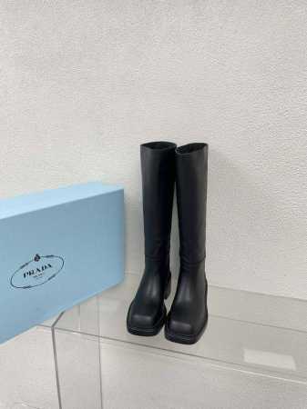 一脚蹬高靴 Prada 简约设计 搭配品牌织带 Logo 的设计和简约的线条 很有格调 简单纯粹得色调 原版开模 舒适炸街 黑色面料选用小牛皮 Logo 一体成 - 点击图像关闭