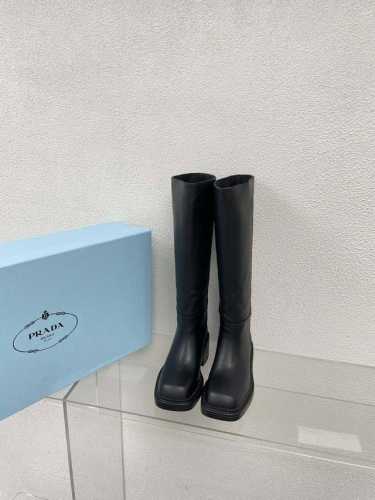 一脚蹬高靴 Prada 简约设计 搭配品牌织带 Logo 的设计和简约的线条 很有格调 简单纯粹得色调 原版开模 舒适炸街 黑色面料选用小牛皮 Logo 一体成