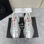 家新品 Prad* 红标系列运动鞋 官方售价Rmb,300 采用清新糖果色开边珠及Bike织物打造 极具Prad* 风格的America’S Cup运动鞋经过重