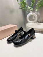 出厂价 。跟高4.5.cm顶级品质 Miu Miu2025夏季新款火爆款全新超美链条装饰搭配 时尚淑女气质十足 双色拼接 又不乏美艳色彩外侧附带弹力象巾 上脚非