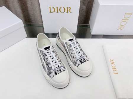 D家~Dior迪奥2024新款厚底刺绣布鞋，顶级进口电脑针车刺绣面料！鞋底使用最高版本TPU材料，不像市面上那些橡胶以差充好，边沿流畅自然，鞋底车线均匀，细致， - 点击图像关闭