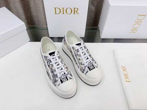 D家~Dior迪奥2024新款厚底刺绣布鞋，顶级进口电脑针车刺绣面料！鞋底使用最高版本TPU材料，不像市面上那些橡胶以差充好，边沿流畅自然，鞋底车线均匀，细致，