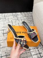 村上隆 Takashi Murakami X Louis Vuitton 25 6Am 蝴蝶结扣饰 方头露趾 高跟 一字拖 很难不怀疑是不是借鉴了唐朝的唐三彩作