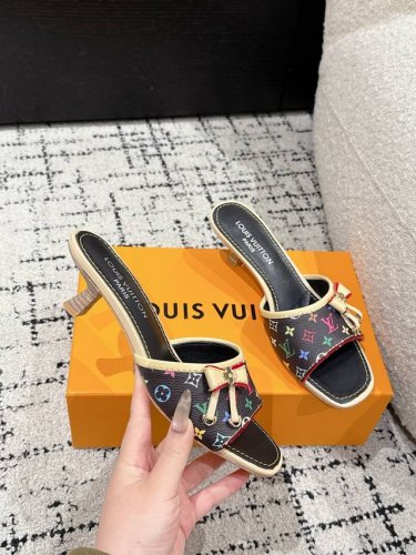村上隆 Takashi Murakami X Louis Vuitton 25 6Am 蝴蝶结扣饰 方头露趾 高跟 一字拖 很难不怀疑是不是借鉴了唐朝的唐三彩作