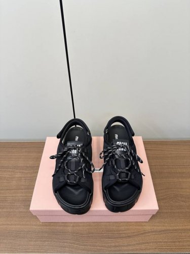 miumiu 谬谬2025春夏新款厚底凉鞋 运动世界 休闲风格与迷人设计邂逅于新款软羊皮凉鞋 富有个性的热印徽标醒目点缀一条交叉饰带 另外徽标装饰5厘米Over