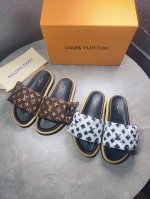 lv驴牌L家 爆款 浮雕Logo 压花 凉拖鞋 本款 pool pillow Comfort 平底凉拖取材科技织物 以高频压印技术重绎 Monogram 图案