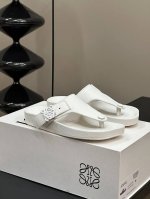 女 男 p Loewe Ss24 New Arrival l家24春夏水台拖鞋 鞋底造型很别致呀 舒适度漏眼可见 小牛皮鞋面 包裹水台的也是同种牛皮 非常舒适养