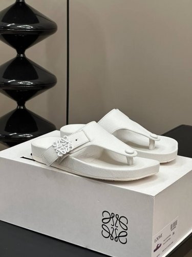 女 男 p Loewe Ss24 New Arrival l家24春夏水台拖鞋 鞋底造型很别致呀 舒适度漏眼可见 小牛皮鞋面 包裹水台的也是同种牛皮 非常舒适养