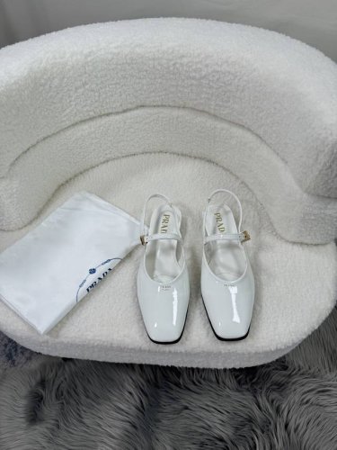 出厂： prada 普拉达 春夏新款 漆皮包头后空低跟凉鞋 漆皮 营造出随性松弛的氛围感 码数：35-40