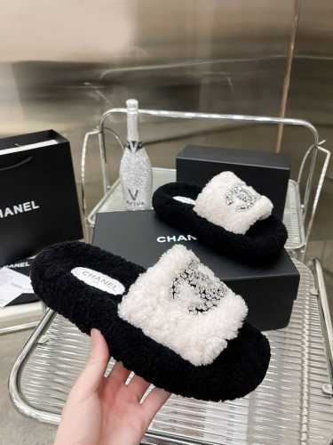 厂价 CHANE* ｜小香经典毛毛拖鞋 “抢先穿”系列 行走的羊咩咩毛茸茸的实在是太可爱太舒服啦！简洁、精美风格的小香是很多女孩的心头好上脚美炸了 采用澳洲进口
