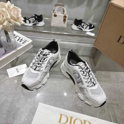 5296-白 顶级本 这款 Dior Chrono 运动鞋是二零二四秋季成衣系列新品，以 Dior 的高订风格重新演绎跑步鞋。白色网眼织物搭配裸色和银色调层压皮
