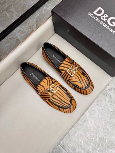 品牌：D&G 颜色：原版配色 码数：39-44定做38.45.46 材质：杜嘉班纳Dolce & Gabbana 新款小牛皮莫卡辛鞋 Bernini 系列莫卡
