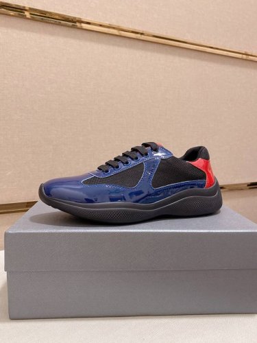 工厂价 元 情侣款普拉达 PRADA 新款男士休闲运动鞋，高端品质 TW定制双层透气网布进口头层小牛镜面漆皮 鞋垫是小牛皮 冲孔设计 透气舒适 原厂真空PU吸塑