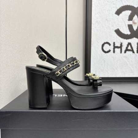 chane*｜小香25P春夏新品 双C链条系列夹脚拖鞋凉鞋 链条凉鞋今年的大爆款 已被它的美貌折服得随性自然 又有香家经典的霸道 从皮质到五金满满的高级感 上脚 - 点击图像关闭