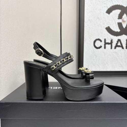 chane*｜小香25P春夏新品 双C链条系列夹脚拖鞋凉鞋 链条凉鞋今年的大爆款 已被它的美貌折服得随性自然 又有香家经典的霸道 从皮质到五金满满的高级感 上脚