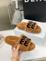 工厂价 MiuMi* 缪缪秋冬新款厚底毛毛拖 ﹌ 每逢秋冬来临 毛拖是必不可少的单品 不仅足够保暖 还能拥有舒适的触感无论搭配什么都有种漫不经心的时髦纯羊毛 有