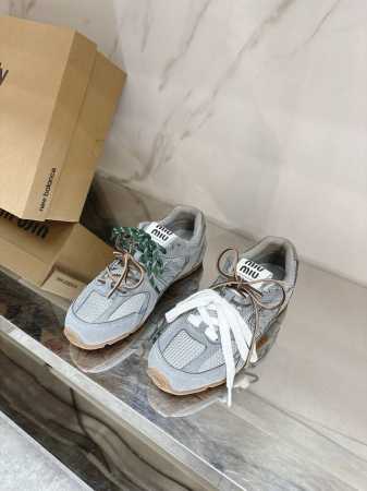 miu Mi* New Balance联名走秀情侣款运动鞋来自美拉德的快乐鞋极简复古文艺的风格都能搭 搭各式的袜子也很赞轻巧 把Miumiu的俏皮优雅展露无遗Z - 点击图像关闭