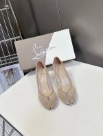 Cl 红底鞋X Maison Margiela 分趾联名款高跟鞋 Maison Margiela 与 Christian Louboutin 推出首个联名鞋履系