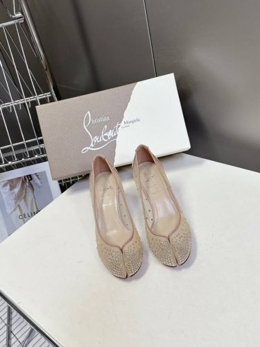 Cl 红底鞋X Maison Margiela 分趾联名款高跟鞋 Maison Margiela 与 Christian Louboutin 推出首个联名鞋履系