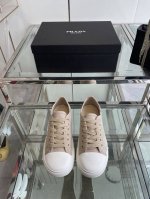 prada 普拉达25Ss 春夏新款 圆头帆布鞋 科技帆布最新黑科技 相隔几年prada又给我们带来好看的饼干鞋了 时髦精绝对不能错过的必入款 没有任何繁杂装饰