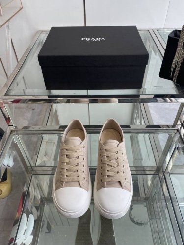 prada 普拉达25Ss 春夏新款 圆头帆布鞋 科技帆布最新黑科技 相隔几年prada又给我们带来好看的饼干鞋了 时髦精绝对不能错过的必入款 没有任何繁杂装饰