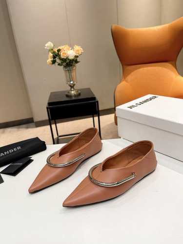 品 牌：Jil sander JIL Sander曾说过：“拿走的东西越多，留下的就越纯粹。”极简风是一种返璞归真，代表着简单与克制，而作为极简风的鼻祖，极简