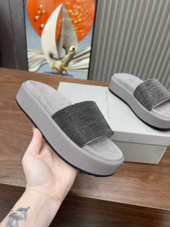 BrunelloCucinelli 。B C增高鞋上新款了。面料：进口羊皮。内里进口牛绒，纯铜珠链，双层底台1=1原版开模，上脚美观大方，百分百原版开发。原版包 - 点击图像关闭