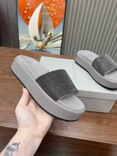 BrunelloCucinelli 。B C增高鞋上新款了。面料：进口羊皮。内里进口牛绒，纯铜珠链，双层底台1=1原版开模，上脚美观大方，百分百原版开发。原版包