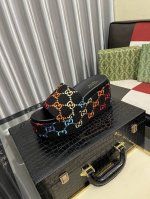 出厂价Pp： 女款 Gucci-古奇 新品男士拖鞋，高端精品，牛皮材质，鞋面精致压花Logo装饰，精细做工，鞋底超软，休闲宽松舒适型，夏季必入哦！ Size：3