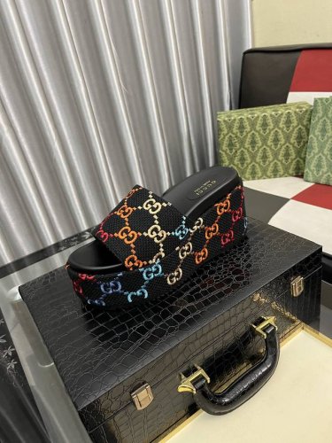 出厂价Pp： 女款 Gucci-古奇 新品男士拖鞋，高端精品，牛皮材质，鞋面精致压花Logo装饰，精细做工，鞋底超软，休闲宽松舒适型，夏季必入哦！ Size：3