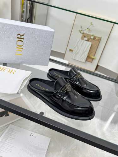 DIOR CHRONO 迪奥高版本24ss专柜新品. 原版购入. 原版开发1:1做货. 耀眼经典百，集优雅复古可爱于一身。 材质 面料：进口开边珠 内里