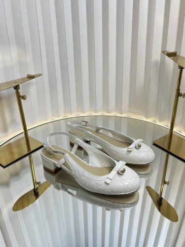 迪奥 Dior 2025春夏高定系列新款 Ballet 标志性电绣藤格纹低跟芭蕾舞女鞋 Cd字母Logo珍珠扣粗跟蝴蝶结凉鞋 材质 进口金属羊皮 环保藤格纹粗花