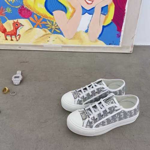 家上新啦，与官网同步出厂价 元 浅金色WALK N DIOR 刺绣帆布鞋系列 全棉丝双面立体刺绣 此款鞋所有材料均为原版开模，上至五金，鞋带，大底，PU中垫..