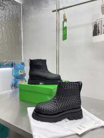 Bv 经典款 编织系列短靴 春靴 P570 家族元素不容解释 纯手工打造 历时3个月反复开发 内里选用原版一致牛皮内里 大底选用轻质橡胶发泡对标对版 35 36 - 点击图像关闭