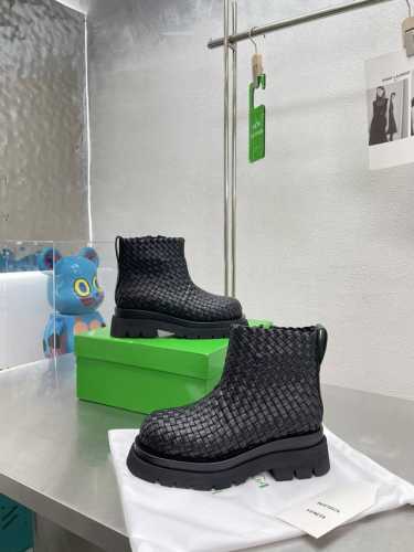Bv 经典款 编织系列短靴 春靴 P570 家族元素不容解释 纯手工打造 历时3个月反复开发 内里选用原版一致牛皮内里 大底选用轻质橡胶发泡对标对版 35 36
