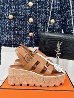 厂价 HermèS 爱马仕经典H厚底凉鞋 依旧是永恒经典的H造型 极约复古的设计 浓厚的异域风情 厚底在拉长腿方面真的Yyds 百搭舒适 上脚秒变大长腿！ 面料