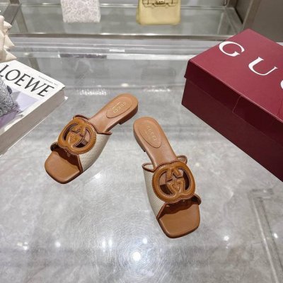 6025-12 粽布 35-42 Gucci当代设计美学另辟蹊径，巧妙融合品牌经典元素与备受喜爱的品牌标识。这款凉鞋匠心缀饰互扣式双G标识，为优雅设计注入一抹低
