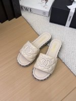 小香Chanel早春新款双C刺绣平底一字拖鞋 原版开模1:1倾力打造，小红书力推款，怎么搭配都好看，时髦精必备，香奈儿女士钟爱简约又难以抗拒系 鞋面：羊皮 内里