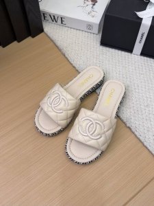 小香Chanel早春新款双C刺绣平底一字拖鞋 原版开模1:1倾力打造，小红书力推款，怎么搭配都好看，时髦精必备，香奈儿女士钟爱简约又难以抗拒系 鞋面：羊皮 内里