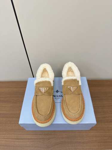 Prada 24秋冬新款羊毛款厚底乐福鞋 复古休闲运动鞋再次升级 鞋舌新增品牌Logo三角形装饰设计 立体有质感 原版1:1开发 经典款鞋型特别的耐看 面料：牛