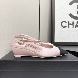chane*｜小香25P春夏新品 系列双C坡跟凉鞋 这一季的网纱蕾丝美得让人窒息！ 朦胧看不清，不管是衣服还是裙子 穿在女人身上，若隐若现的小性感 很梦幻很浪漫